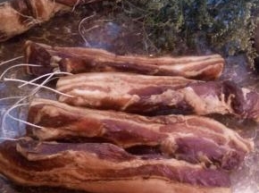 做好的烟熏腊肉。晚上灯光有些昏暗不太好看。