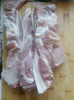 五花肉肥瘦相间。1猪肉切成细条状用凉开水洗净，沥干水份备用。