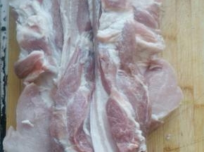 五花肉肥瘦相间。1猪肉切成细条状用凉开水洗净，沥干水份备用。