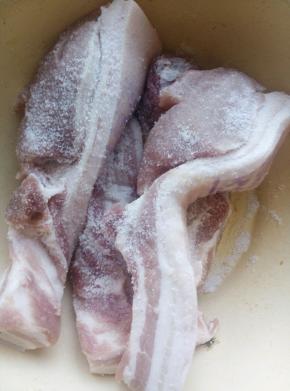 将盐在猪肉上涂抹均匀，并用手揉制5分钟