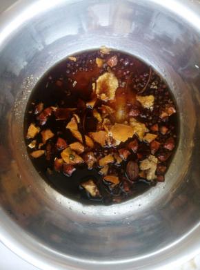 将白砂糖，白酒，生抽，花椒，八角（掰开成小块），干桔皮（掰开成小块）放入一大盆内。