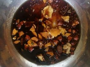 将白砂糖，白酒，生抽，花椒，八角（掰开成小块），干桔皮（掰开成小块）放入一大盆内。