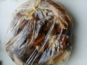 移入0度冰箱层，腌制5-7天（一般腌3天就能入味了，但是腌的时间越长越香。具体腌的时间要看当时的气温，必须要低于15度以下，这样肉类才不会坏）