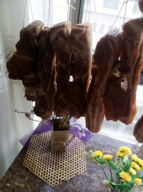 腌好的腊肉取出，用手把上面的腌料拨干净，用粗棉绳在顶部穿过，打个结。
将腌肉晒在干净，通风，阴凉的地方，晒5-7天（具体晒的时间要看
当时的气温，必须要低于15度以下，这样肉类才不会坏）