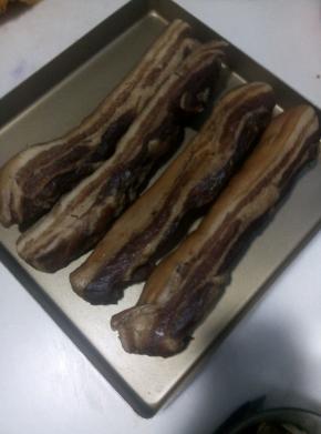 晒好的腊肉可以收回来了，这时的腊肉表面很干了，但肉的内部捏起来还是软的。
（不要晒的太干了，太干也不好吃）