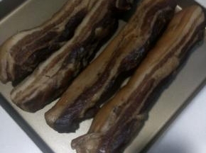 晒好的腊肉可以收回来了，这时的腊肉表面很干了，但肉的内部捏起来还是软的。
（不要晒的太干了，太干也不好吃）