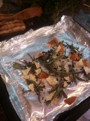 的是烤箱来烟薰，先在烤盘上铺垫一张锡纸，倒上大米，
茶叶一把，干桔皮1大块（掰开成小块），白砂糖2小匙，混合均匀即可。