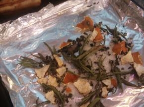 的是烤箱来烟薰，先在烤盘上铺垫一张锡纸，倒上大米，
茶叶一把，干桔皮1大块（掰开成小块），白砂糖2小匙，混合均匀即可。
