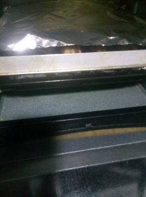 烤箱单开下火，250度，烤盘放最底层，猪肉放倒数第二层，再在猪肉上盖一张锡纸，
250度单下火，烤25分钟。（这时你就可以看到底下的米被烧成黑色的了，烤箱里也直冒黑烟了。）如果没有烤箱的，用废旧的炒菜锅吧，在炒锅里面铺上一层锡纸，倒上大米，红茶，桔皮，砂糖 再在上面放个架子，放上猪肉块，在猪肉上盖一张报纸或锡纸，盖上锅盖，用中小火薰，
一般薰10-20分钟，要看到锅子直往外冒黑烟，猪肉变褐色即可。
烟薰过的腊肉，放到自然凉，然后用塑料袋包起来，放冰箱冷藏或冷冻保存即可。