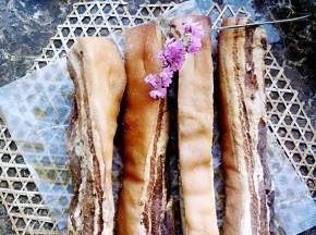 做好的烟熏腊肉，自然色。
