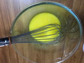 蛋黄加入10克糖搅匀