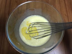 加入玉米油搅匀