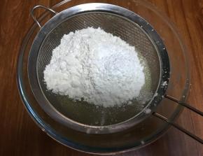 筛入玉米淀粉和面粉