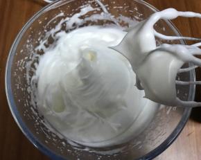 蛋白加入60克细砂糖打至干性泡