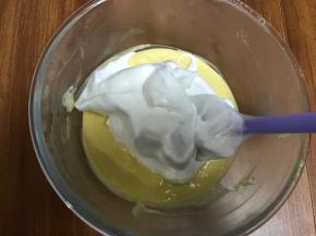 把三分之一蛋白加入蛋黄糊中翻拌均匀