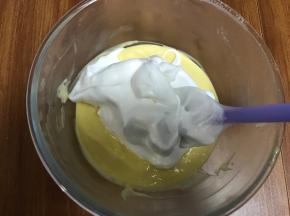 把三分之一蛋白加入蛋黄糊中翻拌均匀