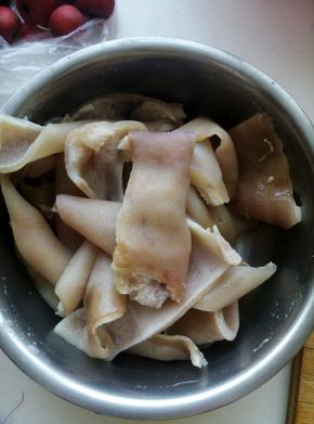 猪皮先放料酒，姜，葱先煮一下，把血沫煮出来，用清水洗干净。