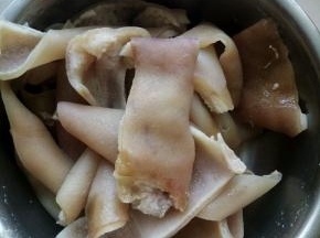 猪皮先放料酒，姜，葱先煮一下，把血沫煮出来，用清水洗干净。