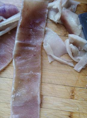 拿刀把上面的肥油刮掉耐心一点。刮干净。