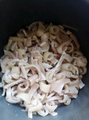 切成小块。加入水，再加葱姜蒜八角开煮。