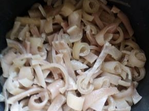 切成小块。加入水，再加葱姜蒜八角开煮。