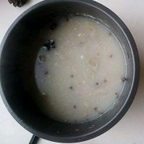 煮好的猪皮汤。颜色发白有些粘稠。用筛网过出清汤。调料舍弃不要。