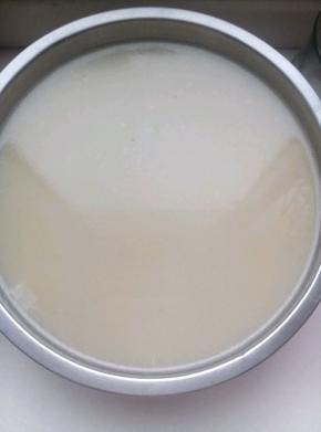 盆子下面放一层熬好的猪皮，再把过滤好的汤倒进去。