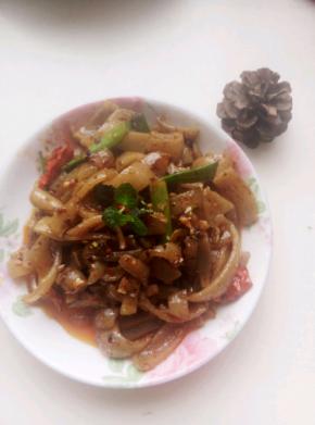 剩余的猪皮炒了吃，一个做法两种吃法。味道那是一个赞\\(≧▽≦)/