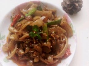 剩余的猪皮炒了吃，一个做法两种吃法。味道那是一个赞\\(≧▽≦)/