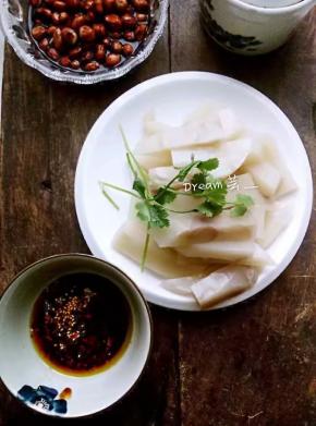 生抽，蚝油，辣子油，盐，蒜末先调小碗拌匀。