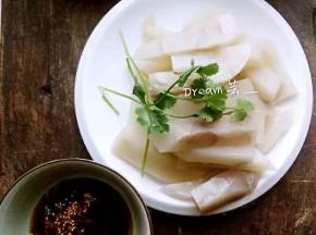生抽，蚝油，辣子油，盐，蒜末先调小碗拌匀。