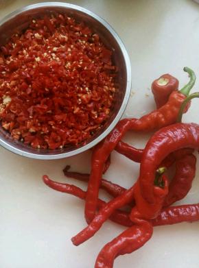 红辣椒切成碎沫，也可以料理机打。