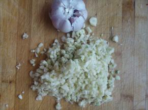 . 蒜切成小碎沫。