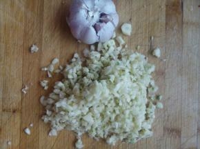 . 蒜切成小碎沫。