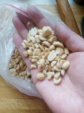 花生我就大概压了一下。喜欢吃到整粒的花生，