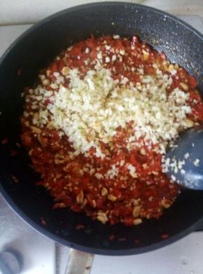 辣椒先炒干水分，加油，糖翻炒，翻炒至有些粘稠在加入加花生继续翻炒均匀，。炒出香味就可以关火了。