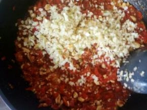 辣椒先炒干水分，加油，糖翻炒，翻炒至有些粘稠在加入加花生继续翻炒均匀，。炒出香味就可以关火了。