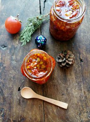 炒好的辣椒酱乘热装在瓶子里，倒扣密封。