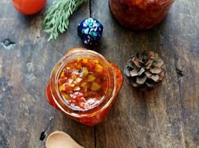 炒好的辣椒酱乘热装在瓶子里，倒扣密封。