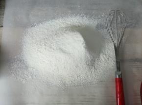 低筋粉、泡打粉混合过筛，待用。