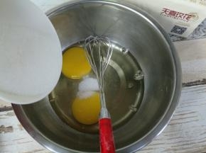 鸡蛋打入盆内，加入糖，搅拌均匀。