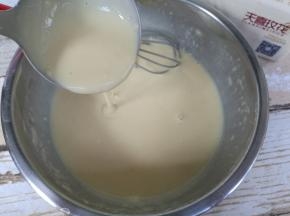 慢慢混合搅拌至流动的面糊状态，如图。
