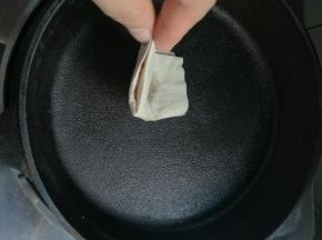 开火，烤干锅内水分，抽取一张纸巾，倒一点玉米油，在锅底薄薄的涂一层。
