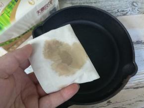 擦完的纸巾一点不会破，所以不必担心纸会黏锅。
