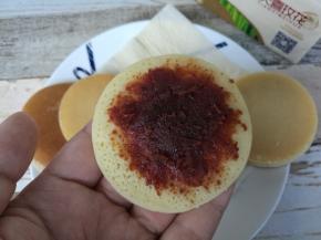 抹上豆沙馅。