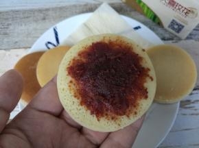 抹上豆沙馅。