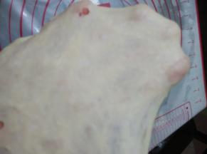 除黄油之外的面团材料放入面包桶揉20分钟，加入黄油再揉20分钟，出膜