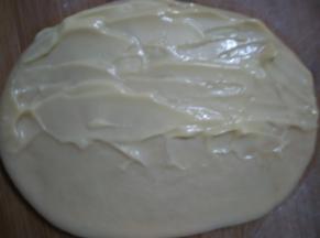 醒发15分钟，擀开，留2至3厘米，其余刷沙拉酱