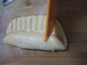 卷到没有酱的地方，未刷酱的地方用刮板或小刀划成如图的小面条样子