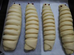 依次做好其他三条，注意做好的毛毛虫要用保鲜膜盖好，防止表面干燥哦！